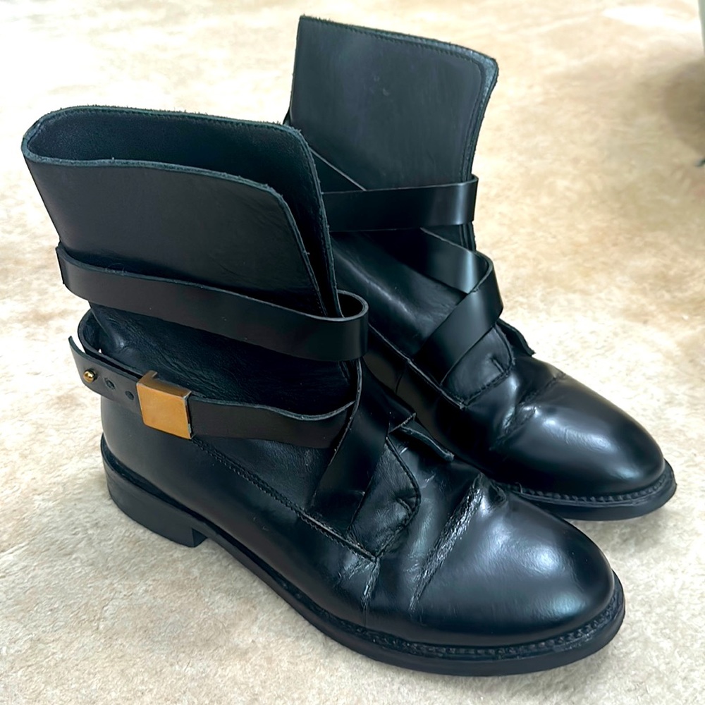Black leather Adolfo Dominguez boots. 38